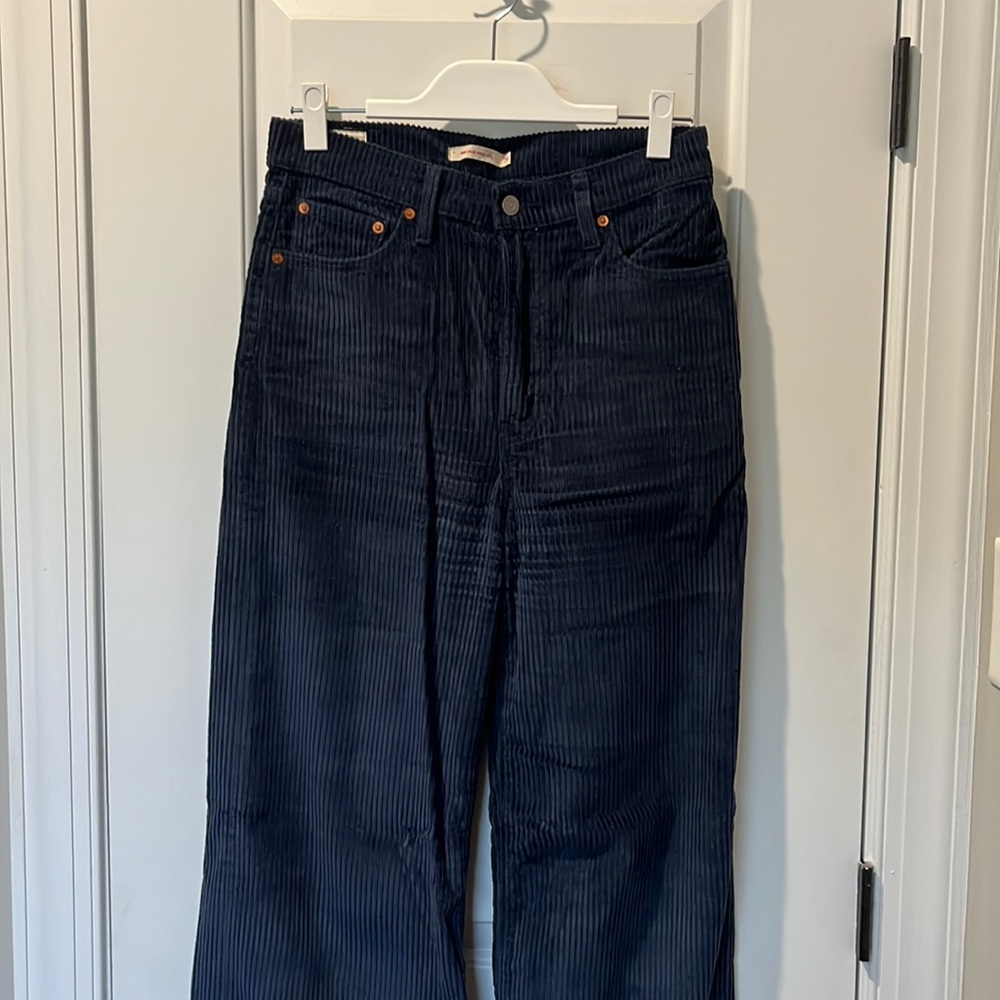 Levi’s High-wasted, wide leg Corduroy pant